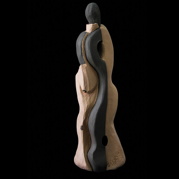 Fen Mugüerza - escultora ceramista - Taller de arte en Ourense - Alma de guitarra frente