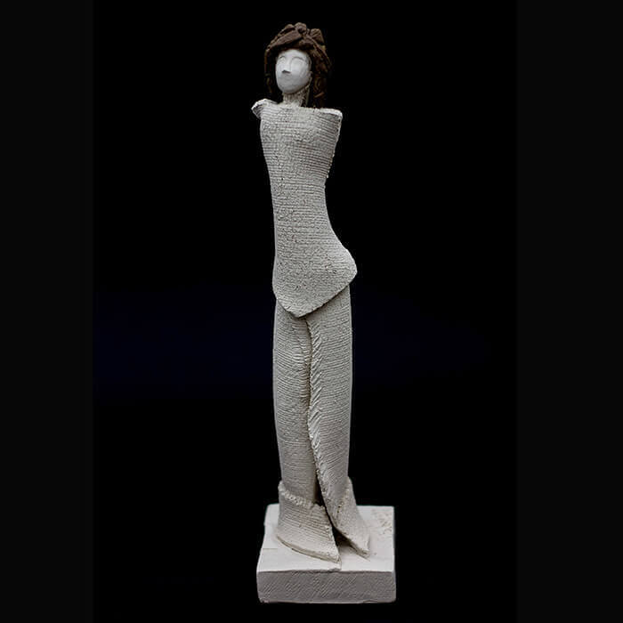 Fen Mugüerza - escultora ceramista - Taller de arte en Ourense - Mujer elegante