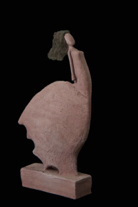 Fen Mugüerza - escultora ceramista - Taller de arte en Ourense - Mujer al viento